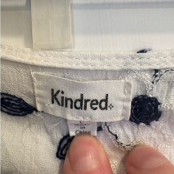 Kindred Anthropologie Size Large White Peasant Navy Embroidered Flowers Boho - Picture 4 of 4